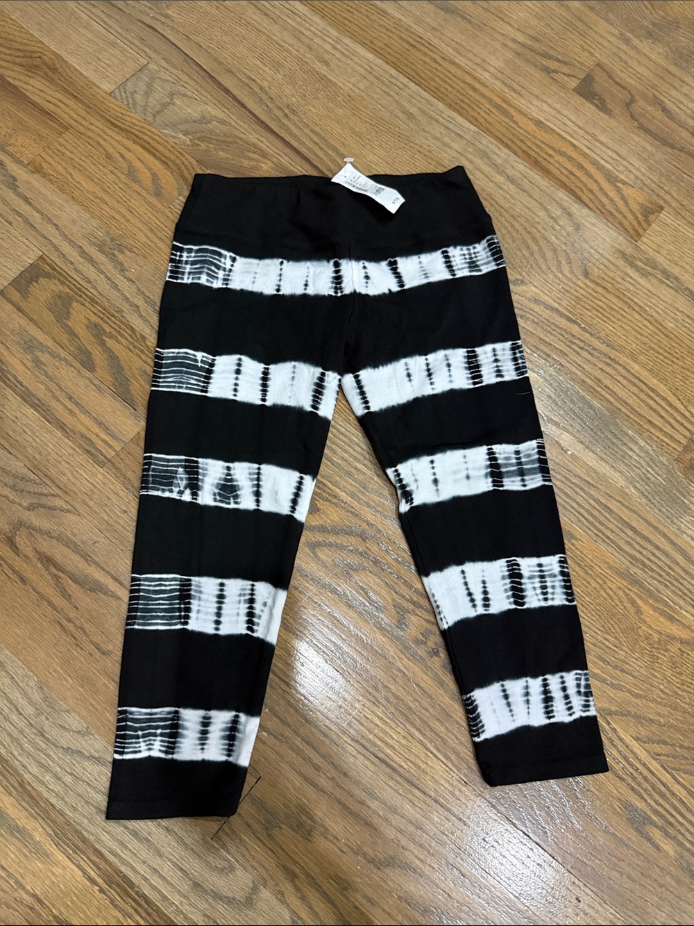 Brand new with tags*Girl’s Hardtail Black & White Tie-Dye Stripe Capri Leggings